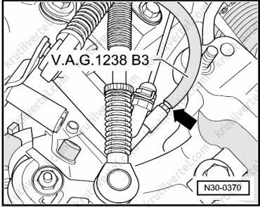 При отсутствии доступа к сапуну (указан -стрелкой- на рис. снизу) снять корпус воздушного фильтра в сборе гидропривод сцепления Volkswagen Passat B6 с 2005 года, гидропривод сцепления Volkswagen Passat B7 с 2010 года, гидропривод сцепления Volkswagen Passat CC с 2005 года, гидропривод сцепления Фольксваген Пассат Б6 с 2005 года, гидропривод сцепления Фольксваген Пассат Б7 с 2010 года, гидропривод сцепления Фольксваген Пассат ЦЦ с 2005 года