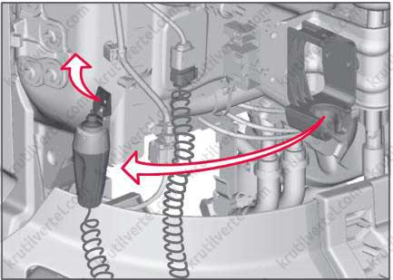 Снимите выключатель с держателя под крышкой капота, нажмите и удерживайте кнопку, пока кабина не будет полностью опрокинута опрокидывание кабины Volvo FH с 2012 года, опрокидывание кабины Вольво ФХ с 2012 года