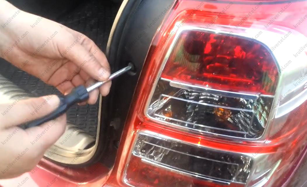 Причины для демонтажа задних световых блоков на автомобиле