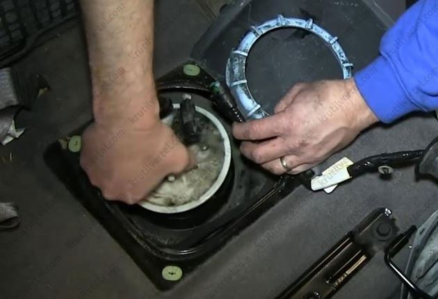 Снятие и установка модуля топливного насоса Ford Escape в картинках