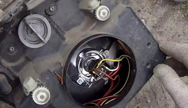 Замена лампы ближнего света Ford Fusion