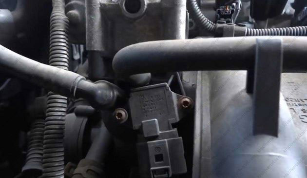 Замена датчика абсолютного давления во впускном коллекторе VW Polo 4